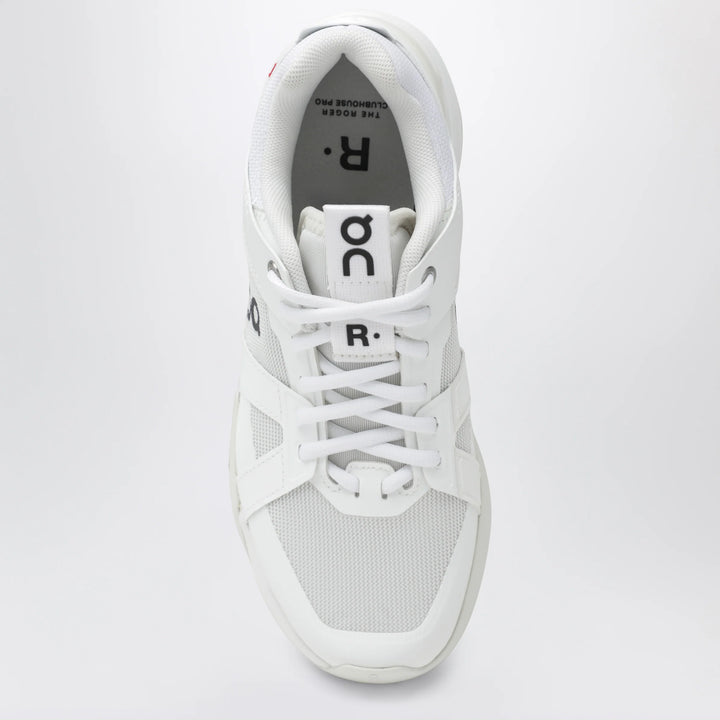 On - The Roger Clubhouse Pro tennis shoes in white/ice